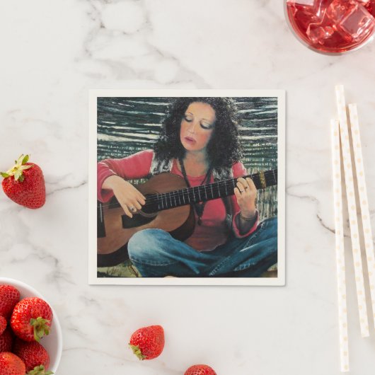 Vrouw die muziek speelt met akoestische gitaar servetten (Insitu)