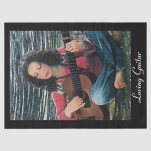 Vrouw die muziek speelt met akoestische gitaar tissuepapier