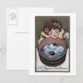 Vrouw die naar een houtsvat kijkt briefkaart (Voorkant / Achterkant)