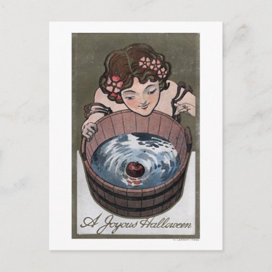 Vrouw die naar een houtsvat kijkt briefkaart (Voorkant)