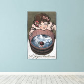 Vrouw die naar een houtsvat kijkt canvas afdruk (Insitu (Houten vloer))