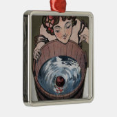 Vrouw die naar een houtsvat kijkt metalen ornament (Rechts)