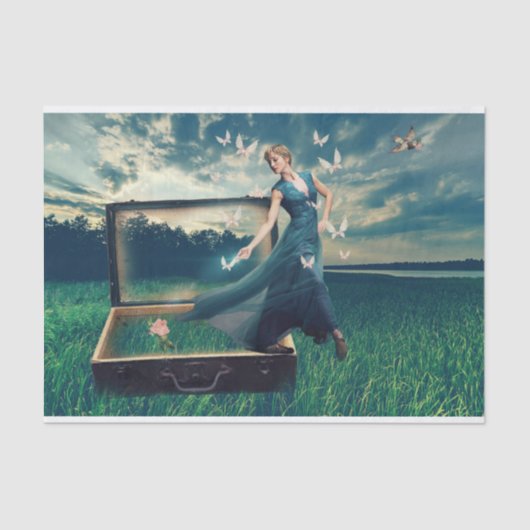 Vrouw die ontkoppelde pagina uitzet tissuepapier (Voorkant)