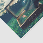 Vrouw die ontkoppelde pagina uitzet tissuepapier (Detail)