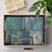 Vrouw die ontkoppelde pagina uitzet tissuepapier (Geschenk)