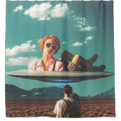 Vrouw die ontspant op UFO in de woestijn Douchegordijn (Voorkant)