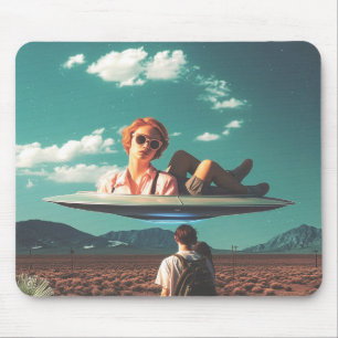 Vrouw die ontspant op UFO in de woestijn Muismat