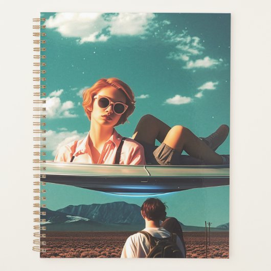 Vrouw die ontspant op UFO in de woestijn Planner (Voorkant)
