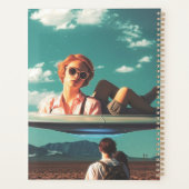 Vrouw die ontspant op UFO in de woestijn Planner (Achterkant)