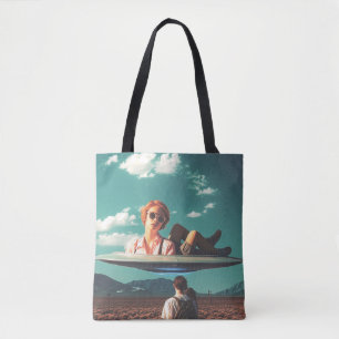 Vrouw die ontspant op UFO in de woestijn Tote Bag