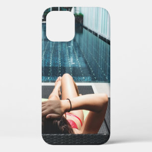 Vrouw die op een bruine chaise longue ligt Case-Mate iPhone case