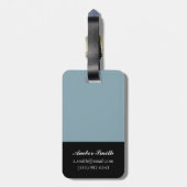 Vrouw die op een hammock in een klein hotel leunt bagagelabel (Achterkant verticaal)