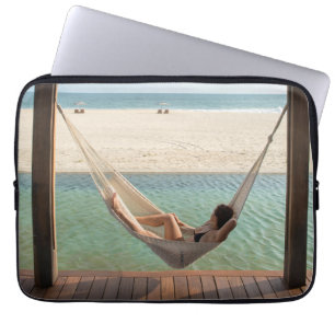 Vrouw die op een hammock in een klein hotel leunt laptop sleeve