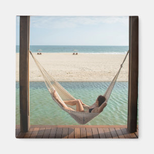 Vrouw die op een hammock in een klein hotel leunt magneet