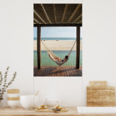 Vrouw die op een hammock in een klein hotel leunt poster (Keuken)