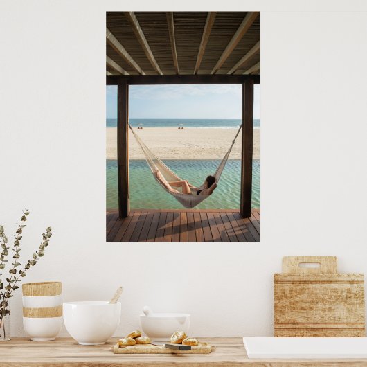 Vrouw die op een hammock in een klein hotel leunt poster (Keuken)