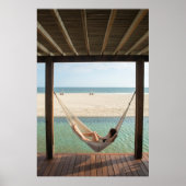 Vrouw die op een hammock in een klein hotel leunt poster (Voorkant)