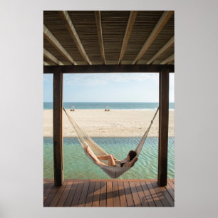 Vrouw die op een hammock in een klein hotel leunt poster