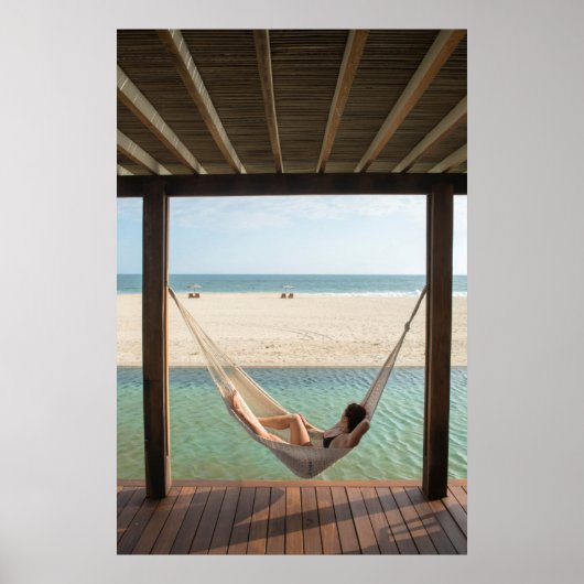 Vrouw die op een hammock in een klein hotel leunt poster (Voorkant)