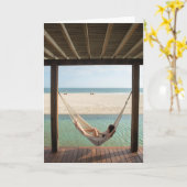 Vrouw die op een Hangmat bij een Klein Hotel Kaart (Gele Bloem)