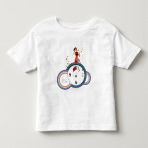 Vrouw die op een klok zit en een theekopje vasthou kinder shirts