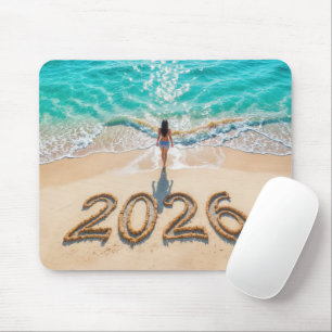 Vrouw die op een nieuwjaarsstrand 2026 wandelt muismat