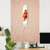 Vrouw die op het surfbord ligt poster (Thuiskantoor)