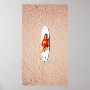 Vrouw die op het surfbord ligt poster
