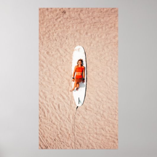 Vrouw die op het surfbord ligt poster (Voorkant)