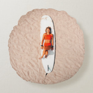 Vrouw die op het surfbord ligt rond kussen