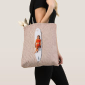 Vrouw die op het surfbord ligt tote bag (Dichtbij)