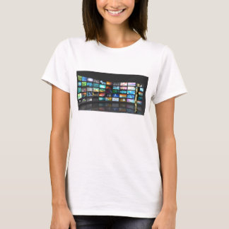 Vrouw die op het Web op Smartphone of Tablet surft T-shirt