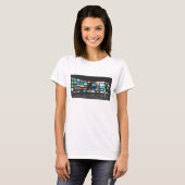 Vrouw die op het Web op Smartphone of Tablet surft T-shirt (Voorkant volledig)