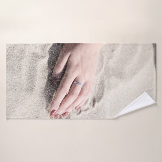 Vrouw die op wit zand ligt badhanddoek (Badhanddoek)