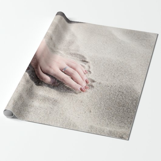 Vrouw die op wit zand ligt cadeaupapier (Uitgerold)