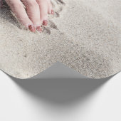 Vrouw die op wit zand ligt cadeaupapier (Hoek)