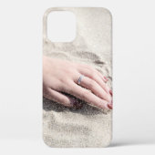 Vrouw die op wit zand ligt Case-Mate iPhone case (Achterkant)