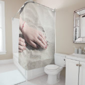 Vrouw die op wit zand ligt douchegordijn (In situ)