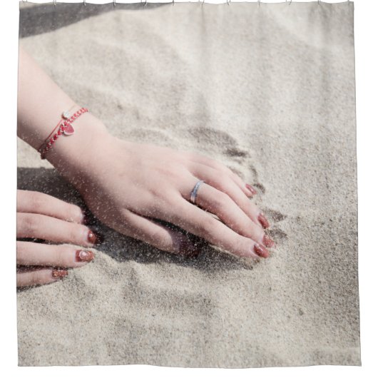 Vrouw die op wit zand ligt douchegordijn (Voorkant)