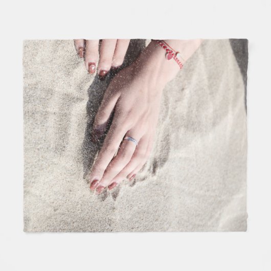 Vrouw die op wit zand ligt fleece deken (Voorkant (Horizontaal))