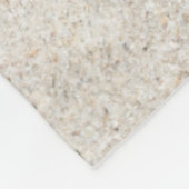 Vrouw die op wit zand ligt fleece deken (Hoek)