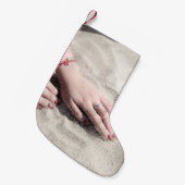 Vrouw die op wit zand ligt kleine kerstsok (Voorkant (Hangend))