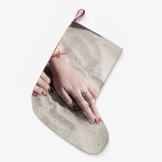 Vrouw die op wit zand ligt kleine kerstsok (Voorkant (Hangend))
