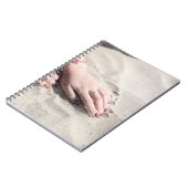 Vrouw die op wit zand ligt notitieboek (Linkerzijde)