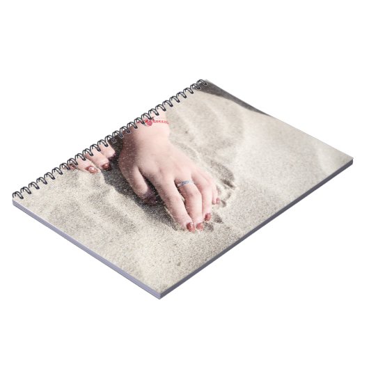 Vrouw die op wit zand ligt notitieboek (Linkerzijde)