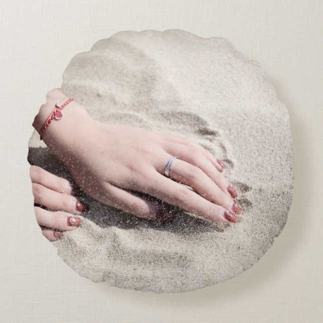 Vrouw die op wit zand ligt rond kussen (Voorkant)