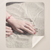 Vrouw die op wit zand ligt sherpa deken (Voorkant)