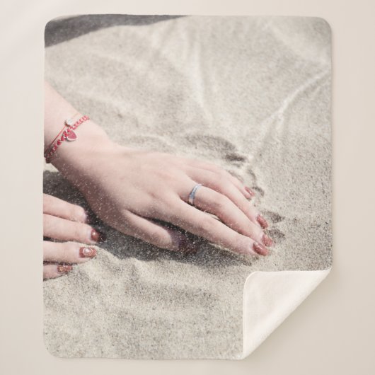 Vrouw die op wit zand ligt sherpa deken (Voorkant)