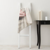 Vrouw die op wit zand ligt sherpa deken (In situ)