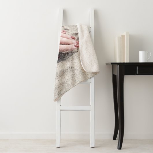 Vrouw die op wit zand ligt sherpa deken (In situ)